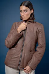 Campera de cuero azul con acabado gastado, diseño acolchado con costuras en forma de rombos, cierre frontal completo y bolsillos laterales.