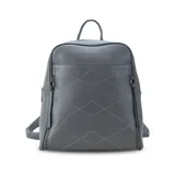 Mochila de cuero sintético color azul con diseño acolchado de rombos en el frente. Cuenta con bolsillo frontal con broche magnético, asa de mano superior y correas regulables. El compartimento principal incluye bolsillos internos con cierre y divisiones.