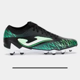 Championes de fútbol Joma modelo Strike FG, color negro con detalles en verde neón y blanco. Presentan un diseño con gráficos en el lateral y suela con tapones fijos.