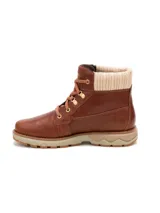 Botas de cuero color marrón Caterpillar modelo Fandom, con cuello tejido de punto beige, cordones al tone y suela de goma con plataforma.