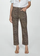 Jeans de tiro medio con diseño recto y corte crop. Presentan estampado de leopardo, cierre frontal con cremallera y botón, bolsillos delanteros de parche y bolsillos traseros.