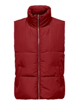 Chaleco acolchado color rojo con cuello alto, cierre frontal y bolsillos laterales.