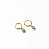 Aros dorados con dije colgante de piedra turquesa redonda.