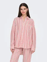 Camisa de manga larga con cuello clásico y cierre frontal de botones. Diseño holgado con bolsillo en el pecho. Estampado de rayas verticales en rojo, blanco y negro.