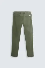 Pantalón chino de corte ajustado, color beige, con bolsillos laterales y bolsillos traseros de vivo. Cuenta con cierre frontal de cremallera y botón.