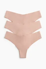 Pack de tres bombachas brasileñas de tiro bajo, confeccionadas en punto de algodón liso, con corte alto en la parte trasera y bordes cortados a láser para un efecto invisible bajo la ropa.