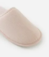 Pantufla abierta de mujer con textura acanalada en la parte superior, interior forrado en material suave y suela de goma termoplástica.