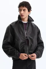 Campera negra de tejido revestido con cuello, cierre frontal y bolsillos laterales. Cuenta con puños y bajo con elástico revestido.