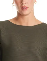 Buzo de silueta relajada confeccionado en tejido acanalado premium con caída fluida. Presenta cuello redondo, mangas tres cuartos estilo japonés y diseño liso.