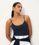 Blusa básica negra de breteles finos, confeccionada en malla de algodón peruano con escote redondo.
