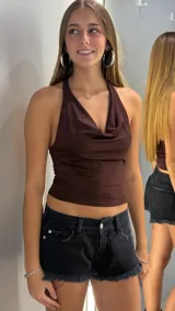 Short de jean negro de tiro bajo, con diseño de cinco bolsillos y ruedo deshilachado.