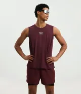 Bermuda deportiva color bordó con short interno de compresión negro integrado. Cuenta con cintura elástica con cordón de ajuste, bolsillos laterales con cierre y bolsillo interno. Confeccionada en tejido técnico de secado rápido.