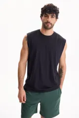 Musculosa lisa de algodón color negro, con cuello redondo y diseño clásico.