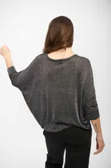 Buzo de tejido fino con acabado brillante, de corte holgado y mangas tres cuartos.