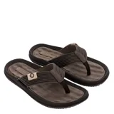 Chanclas tipo ojota de la marca Cartago, modelo Dunas VI AD, en color marrón. Presentan una plantilla texturizada con el logo de la marca y tiras anchas con detalle de logo metálico.