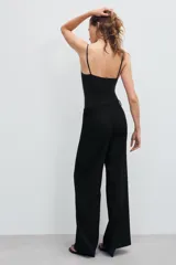 Pantalón de tiro medio color tostado, con pernera recta, trabillas para cinturón y cierre frontal con cremallera y botón oculto.