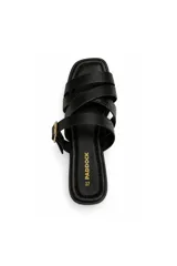 Sandalias bajas Paddock modelo Barim, de color beige con tiras cruzadas en la parte frontal y una tira ajustable con hebilla metálica dorada en el empeine.