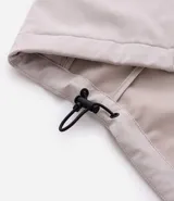 Campera deportiva Get Over de tejido técnico resistente al agua, color bordó. Presenta capucha ajustable con cordones, cierre frontal con cremallera, bolsillos laterales y un bolsillo adicional en el pecho, todos con cierre.