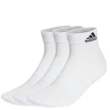 Pack de tres pares de medias deportivas Adidas de corte bajo, color blanco con logo y nombre de la marca bordados en negro en el puño.