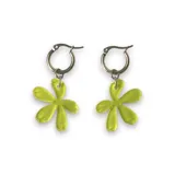 Aros colgantes plateados con dije de flor color verde lima.