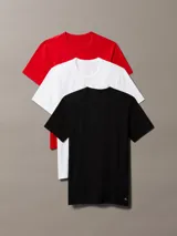 Pack de tres remeras de cuello redondo y manga corta, confeccionadas en una mezcla de algodón, poliéster y elastano. Incluye una remera roja, una blanca y una negra, todas con el logo de Calvin Klein bordado en el bajo.