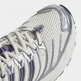 Championes Adidas Adistar Control 3 de running, color blanco con detalles plateados y violetas. Cuentan con exterior de malla y refuerzos sintéticos, estructura de TPU y suela de caucho.