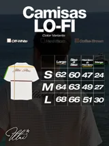 Camisa de waffle color crema con cuello polo, mangas cortas y bordado marrón en la espalda.