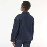 Campera vaquera azul oscuro con bolsillos de parche delanteros, cierre frontal de botones metálicos y costuras contrastantes en tono tostado.