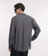 Camisa gris de viscosa con textura, cuello solapa, abotonado delantero y mangas largas.