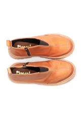 Bota de cuero color marrón con plataforma, cierre con elástico y suela track.