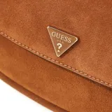 Cartera tipo baguette de Guess, color marrón, confeccionada en material sintético con textura similar a la gamuza. Presenta un diseño estructurado con solapa frontal, logo triangular metálico y herrajes dorados. Incluye una correa fija para el hombro y una correa adicional desmontable y regulable.