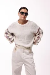 Jean wide leg color natural, de tiro medio con bolsillos delanteros amplios y silueta fluida.