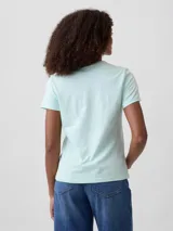 Remera de manga corta con cuello redondo, color rosado, con estampa frontal con texto New York Gap Est. 1969 en color blanco.
