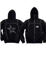 Campera con capucha tipo pasamontañas, cierre frontal completo y diseño con costuras reflectivas. Presenta un logo circular con el número 27 en el pecho y una estrella grande con apliques brillantes en la espalda.