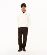 Pantalón baggy masculino de corderoy marrón con textura acanalada, corte holgado, cintura con presillas, cierre frontal y bolsillos funcionales.