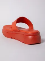 Sandalias negras con plataforma de 3 cm y tira ancha sobre el empeine.