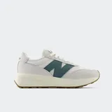 Championes New Balance modelo U370CC2, color blanco con detalles en azul, confeccionados en gamuza y nylon, con suela de goma marrón.
