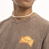 Remera color marrón con logo estampado en el pecho.