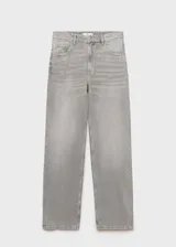 Pantalón de jean de corte recto y tiro medio, en color gris lavado. Cuenta con cierre frontal de cremallera y botón, trabillas para cinturón y diseño clásico de cinco bolsillos.