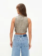 Chaleco corto tipo biker de cuero sintético color gris, con cierre frontal, cuello mao con broche y bolsillos laterales con cierre.