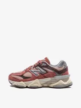 Championes New Balance modelo 9060, con diseño inspirado en la estética tecnológica del año 2000. Presentan una combinación de tonos rojizos y rosados con detalles en gris y beige. Cuentan con amortiguación ABZORB y SBS, y una mediasuela ergonómica con diseño robusto.