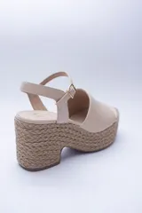Sandalias color beige con plataforma forrada en cuerda y capellada en cuero.