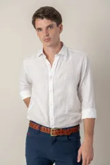 Pantalón de lino de corte regular con diseño clásico de cinco bolsillos, presillas para cinturón y cierre frontal con botón y cremallera.
