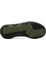 Championes de básquetbol Under Armour Jet 25, con diseño de corte medio en combinación de colores negro y verde oliva. Presentan una parte superior de materiales mixtos para mayor durabilidad y transpirabilidad, cuello acolchado para sujeción y entresuela Micro G® para una amortiguación reactiva.