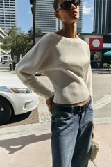 Jersey de punto rib color blanco, con cuello barco y mangas largas con sisas anchas.