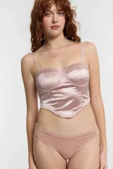 Bustier blanco de breteles finos, con copas preformadas y detalle de tul en el escote.