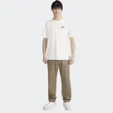 Remera negra de algodón de corte clásico con cuello redondo y logo estampado en el pecho.