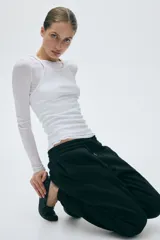 Pantalón de jogging negro de tiro alto en felpa de mezcla de algodón, con cordón ajustable en la cintura y elástico en cintura y bajos.