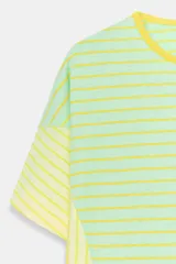 Camiseta de corte regular fit, cuello redondo y manga corta, confeccionada en una mezcla de algodón y lino. Presenta un diseño a rayas horizontales en tonos verdes y amarillos, con paneles laterales y mangas que combinan rayas verticales.