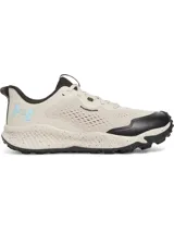 Championes de trail running Under Armour modelo Charged Maven, color beige con detalles en negro y logo celeste. Presentan una parte superior de malla técnica transpirable con refuerzos de poliuretano, entresuela Charged Cushioning para mayor amortiguación y suela de goma con tacos multidireccionales para un agarre óptimo en terrenos irregulares.